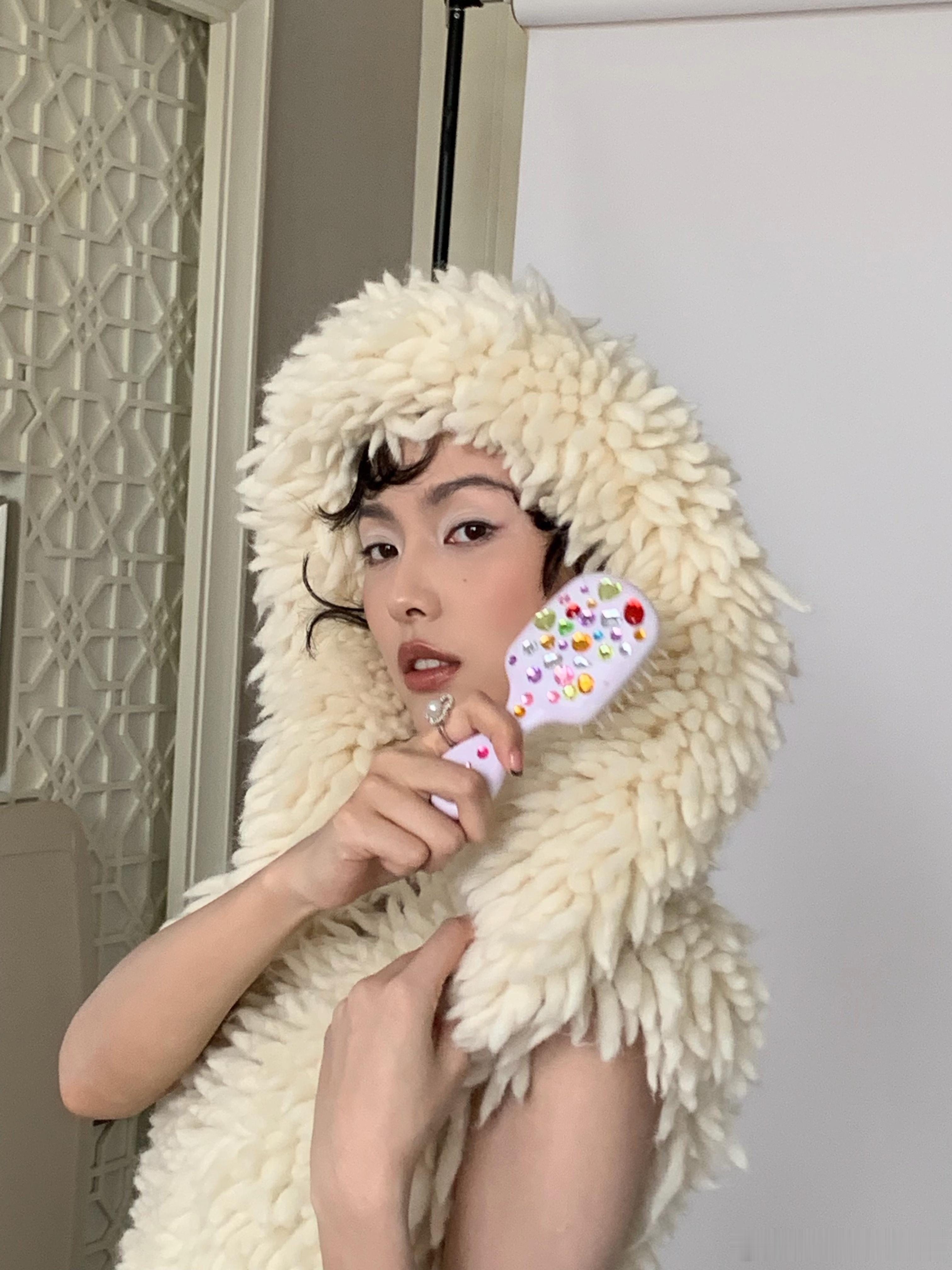 赵佳丽毛茸茸的雪女赵佳丽芭莎最温暖的人毛茸茸的雪女登场，芭莎最温暖的人主题下演绎冷暖碰撞的美感 ​​​