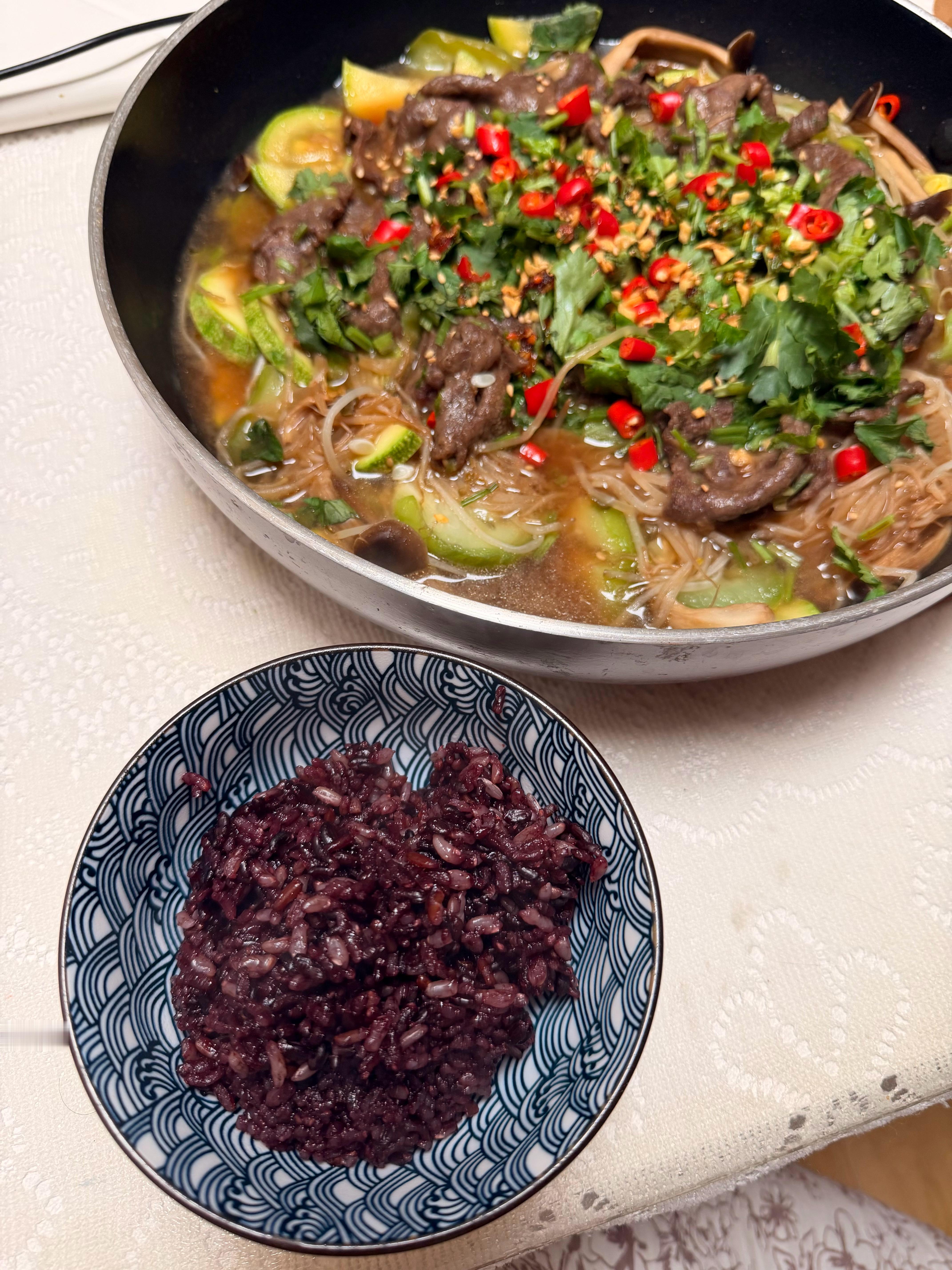 记录一顿成功的减脂餐

今晚自己做了蔬菜焖牛肉、擂椒茄子皮蛋、杂粮饭，非常好吃，是我做过最好吃的一顿饭（除豆角焖面）。
 
🥩蔬菜焖牛肉
 
买了自己喜欢吃的蔬菜：绿豆芽、西葫芦、白玉丝瓜，洗好切好放了调味料先焖熟，然后再放腌好的牛肉焖几分钟，撒上香菜、小米辣、白芝麻、蒜酥就出锅啦。
  ​