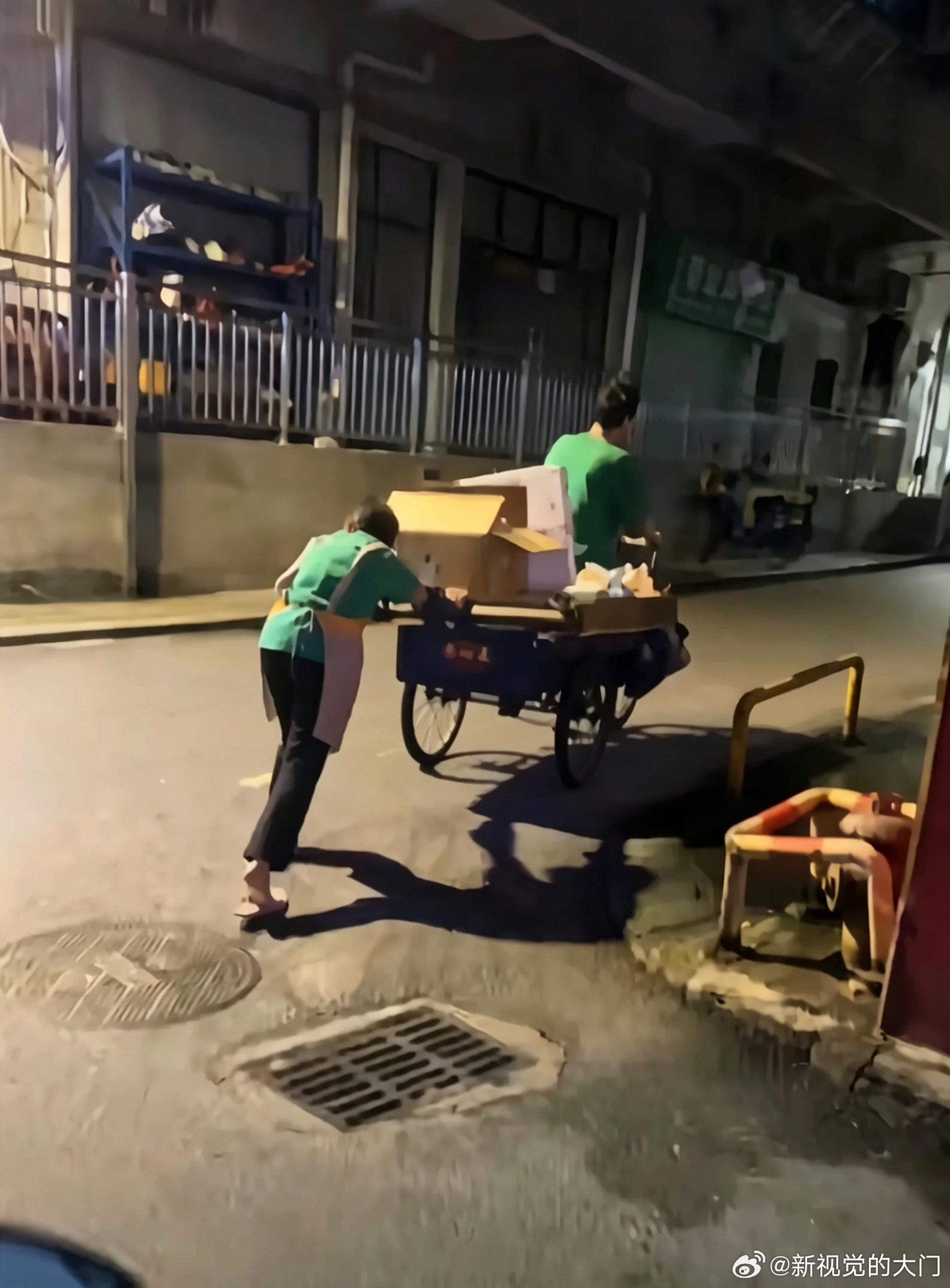 #梅姨落网后儿子分芒果遭邻居婉拒#
真的细思极恐！街坊眼里瘦小驼背、摆摊谋生的可怜老人，竟然是潜逃多年的人贩子。梅姨一直靠单亲弱势人设博取邻里同情，大家时常照顾她生意、接济生活。落网后同住男子分芒果被婉拒，不是针对他本人，是所有人都被这极致的伪装吓到了，人心真的不能只看表面。 ​