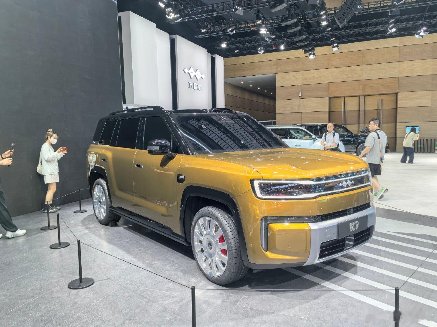 定位大六座SUV，首发大连屏搭配全新UI。搭载二代刀片电池支持闪充...
