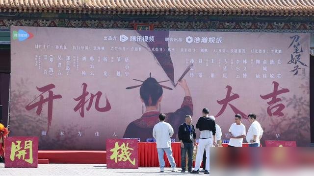 开机照一出来，粉丝先炸了。吴谨言没能单独领衔，邓凯因为姓氏笔划排在了她前面。
一个刚靠《御廷谣》女状元翻红的女主，新剧演女讼师，题材是替底层女子写状纸公堂辩冤，怎么看都是大女主本子。结果番位被压一头。
更怪的是于正。以前哪次不是他冲在最前面阴阳怪气护犊子，这回愣是一声没吭。
圈里规矩，老板不发