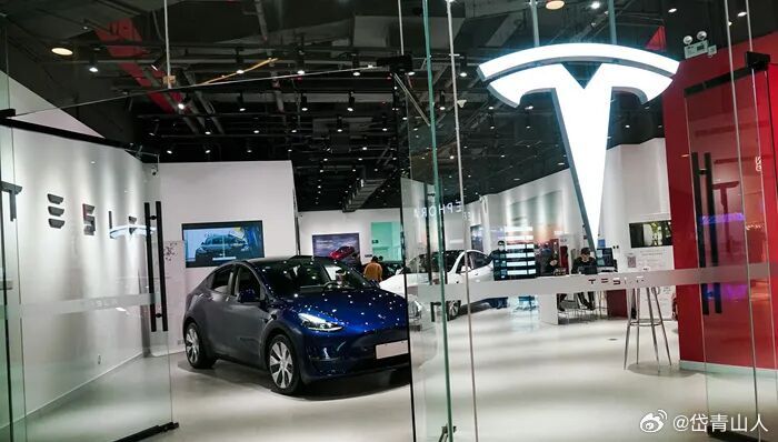 特斯拉还要熬多久？

特斯拉第三季度卖出了48.65万辆汽车，营收规模维持在280亿美元左右，这两项数据和去年同期差别不大。看上去特斯拉依然维持着业务基本盘，但其净利润却只剩下7.87亿美元，比去年同期下降了43%。 ​