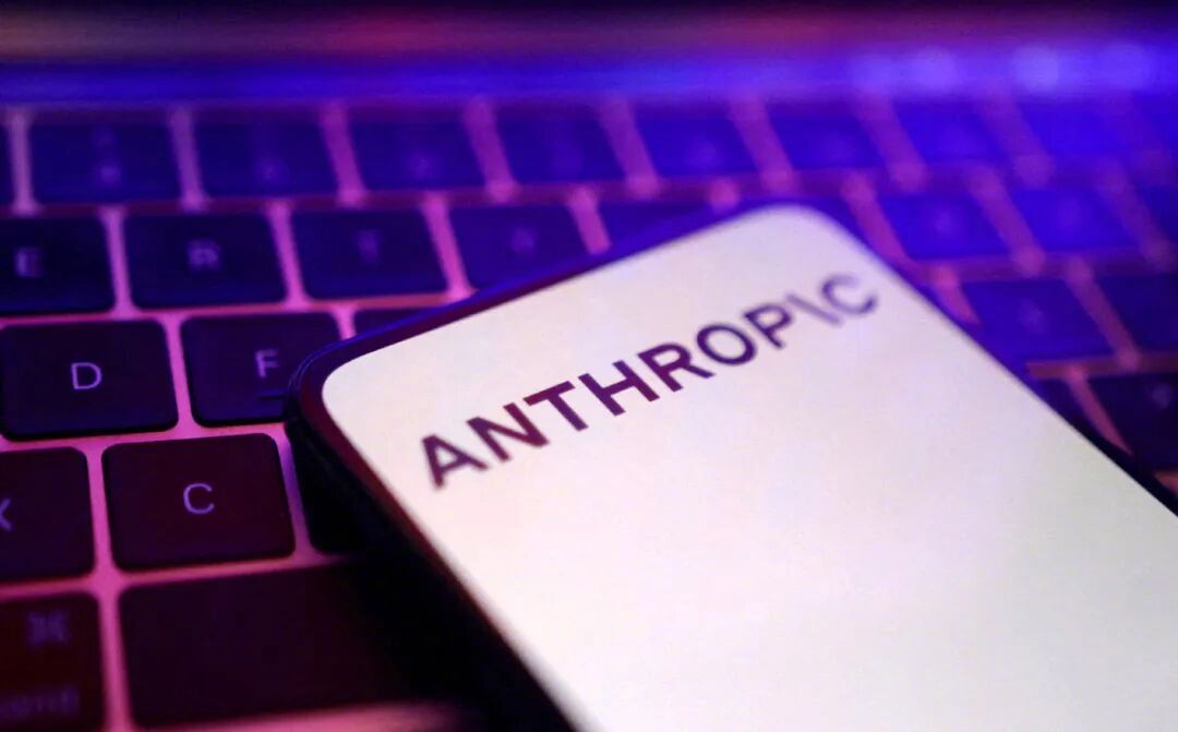 【#Anthropic宣布禁止虐待其旗下AI#】
据报道，Anthropic对其AI使用政策作出调整，以应对新的高风险滥用行为，包括选举干预、武器开发、监控，以及医疗和金融领域的应用。但其中一项最重要的变化是，禁止对Claude进行“持续且不必要的虐待或残忍行为”。
去年8月，该公司宣布，作为其“模型福祉”研究 ​