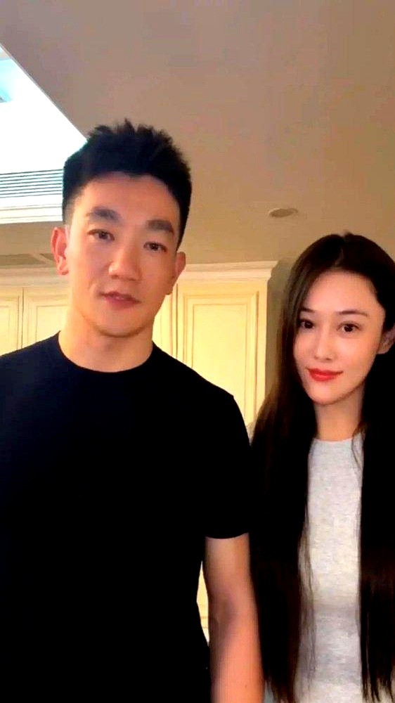 脱下军装、没有助理开道，39岁的何捷被拍到肚子微凸、穿着旧衣陪张馨予吃席。

张馨予拎着十几块的奶茶走在前头，何捷就自己倒车、找车位，跟在身后像个普通家属。给战友录祝福视频时，何捷刚开口，身子就下意识往张馨予身上靠，张馨予笑着接过话头，眼神里全是指向彼此的踏实。

八年前在镜头前紧绷利落的教官，如今