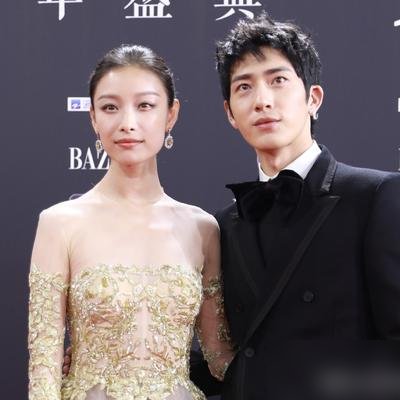 井柏然新剧正热播，前女友倪妮和现任刘雯又被拉出来比，评论区直接吵翻了。
有人说倪妮当年像个小女孩，要哄要陪，公开恋情时恨不得天天黏在一起。再看刘雯，不声不响，各忙各的，机场被拍都隔着半米远，边界感拉满。
说白了，不是谁更好，是井柏然就吃这一套。男人嘴上说喜欢被依赖，真到了要扛事的时候，跑得比谁都