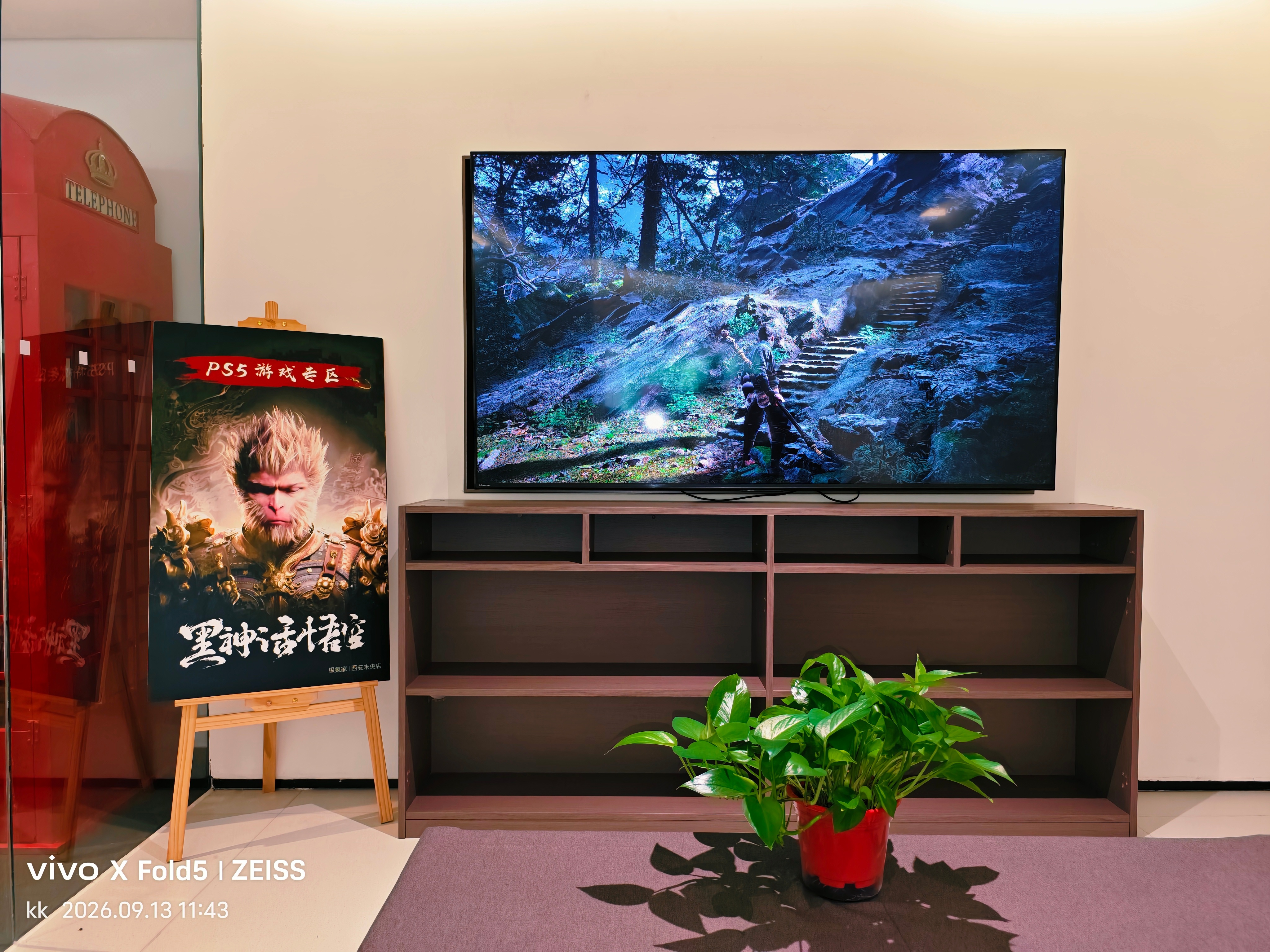 极氪家里面还能玩PS5啊 ​​​