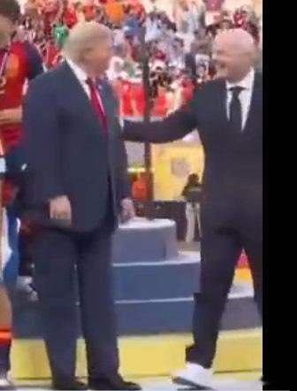 美国特朗普总统世界杯小花絮  由于特朗普总统完全不懂鞠球，他发完杯杯不...