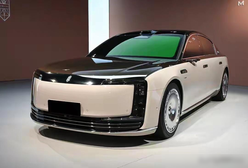 第1，尊界S800，70.8万起，半年卖了7181辆。第2，仰望U7，65.8万起，半年卖了610辆。第2名连它的十分之一都不到，这个差距放在豪车圈里，说实话挺少见的。

我自己盯着车市这么多年，有个感受：70万以上的车，买的人早就不是看参数了。这个价位的客户，配置表能背出来的不多，他们更在意的是“