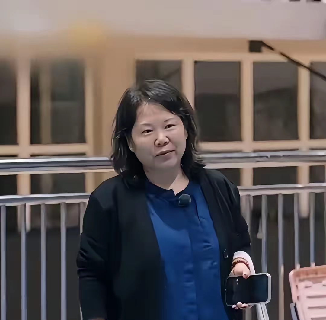 原来张家齐是不想上综艺的，节目组转头找她爸妈，高酬劳一摆她父母先了松口。
​她本人明明说了不去，经纪人也把话带到了，可节目组不死心，觉得这拒绝反倒有戏。
 
节目组摸透了这类家庭的相处逻辑，当事人的拒绝不算数，只要搞定家里的掌权人，事情就成了大半。
 
张家齐六岁进北京跳水二线队，吃住训练全归队伍管