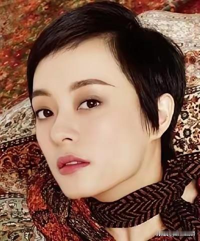 孙俪，冲上热搜
​​9月12日晚间，孙俪罕见写下长文，迅速冲上热搜。文字背后，是她和陪伴多年的流浪猫加勒比一场伤感的告别。一个救助流浪动物二十多年的人，在深夜坦言，自己或许快要没有勇气再面对离别。
​​“四个罐子，四条生命，毛团，丫头，奶牛，加勒比。”她把这四个名字摆在一起。每一个罐子里，都装着她亲
