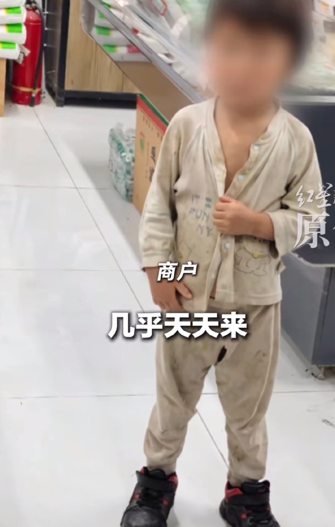 #母子衣衫不整游荡当事女子回应#
看完心里真的堵得慌，忍不住想问孩子的父亲到底在哪里？
经历两次婚姻，患上抑郁症还抗拒治疗，女子带着小男孩四处游荡捡破烂，平日里就只买白吉饼馒头果腹。
大人的人生已经满是坎坷，可最无辜可怜的还是年幼的孩子，真心希望相关救助能够介入，好好保护这个小孩。 ​