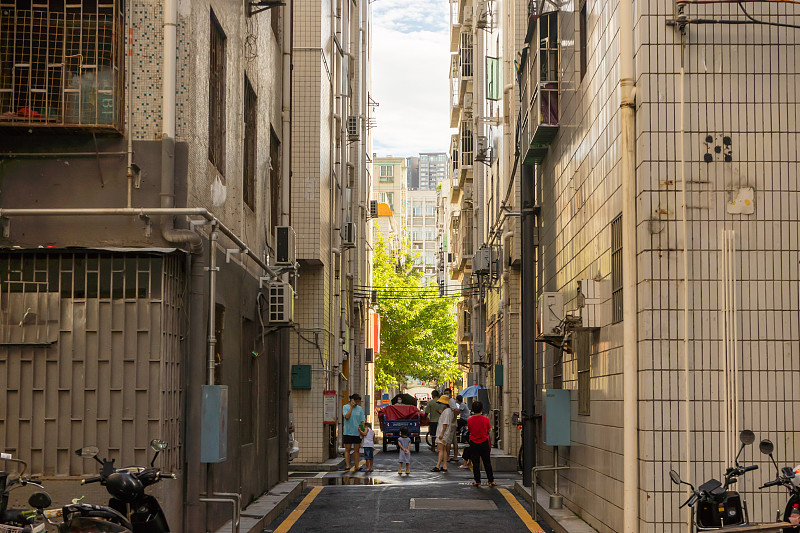 别信“深圳农民房必打水漂”：整栋能不能碰，看这四道暗门

“买深圳整栋农民房＝钱扔海里”，这是最偷懒的说法。深圳城中村能住几百万人，不是靠一句“骗”撑起来的——它的底层逻辑是：不是所有小产权都一个命，关键看你摸到的是哪道门。

先拆名目：村委统建楼、整栋农民房、集体大红本、绿本，根本不是“好差之分”