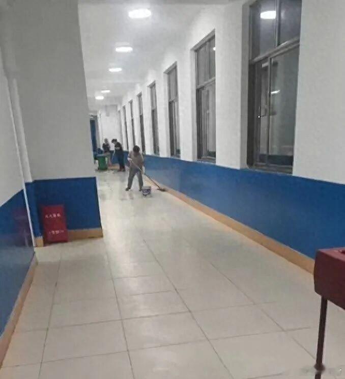 #学生流鼻血学校答非所问#【多名学生头晕流鼻血：“甲醛合格”，不是教室空气的“毕业证”丨中听】#甲醛合格不等于教室空气安全#
开学才3天，山东菏泽巨野县南关小学一个56人的班，41个孩子请假回了家。他们不是逃学，是流鼻血、头晕、咳嗽发烧。有家长拿出孩子的门诊病历，诊断栏写着：刺激性气体中毒 ​