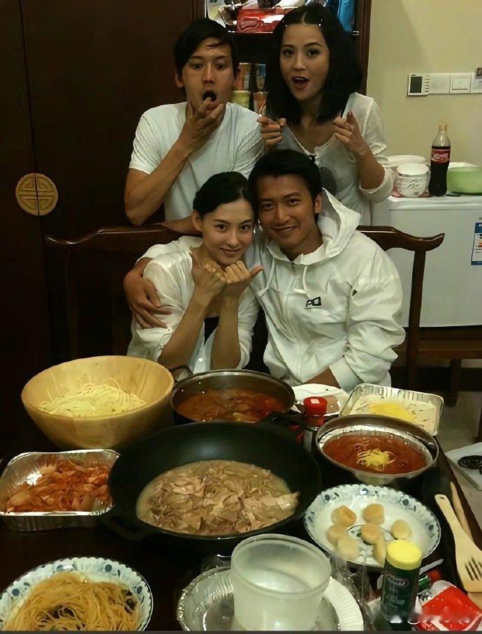 这是2010年谢霆锋张柏芝请阿Sa和朋友来家里吃饭拍下的美好合照，柏芝和霆锋下厨，两人做了一大桌的好菜，四人对着镜头都笑得很开心，霆锋在镜头前搂着柏芝秀恩爱，阿Sa和另一位朋友做着搞怪的动作，氛围很美好。 ​