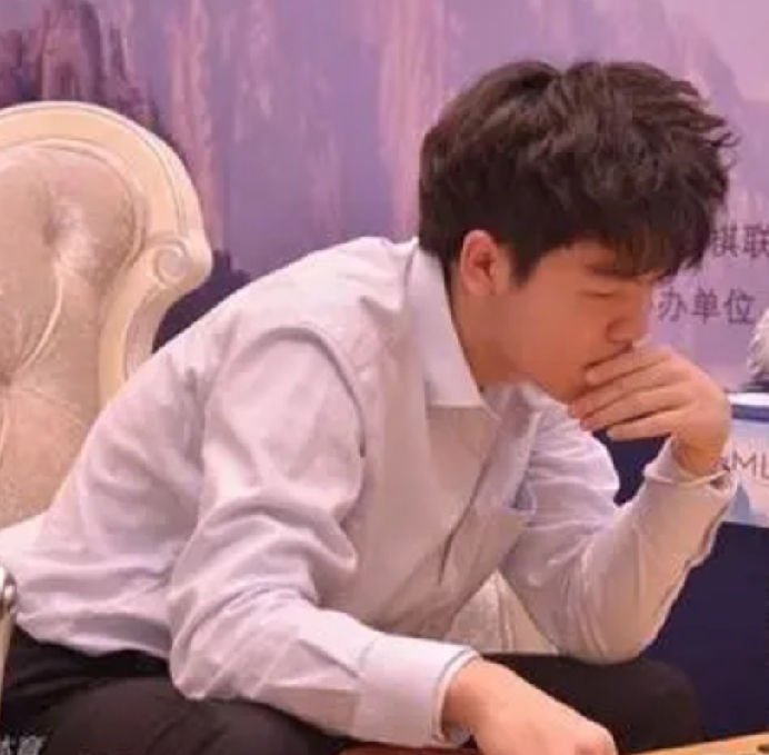 你认为柯洁对围棋的影响力如何?柯洁是围棋界互联网时代影响力的杰出代表，却远远不及没有一点网络加持的聂圣影响力。单纯就八冠王的成就和统治力的影响力来说，他敌不过同是八冠王的古力和同时代的申真胥。