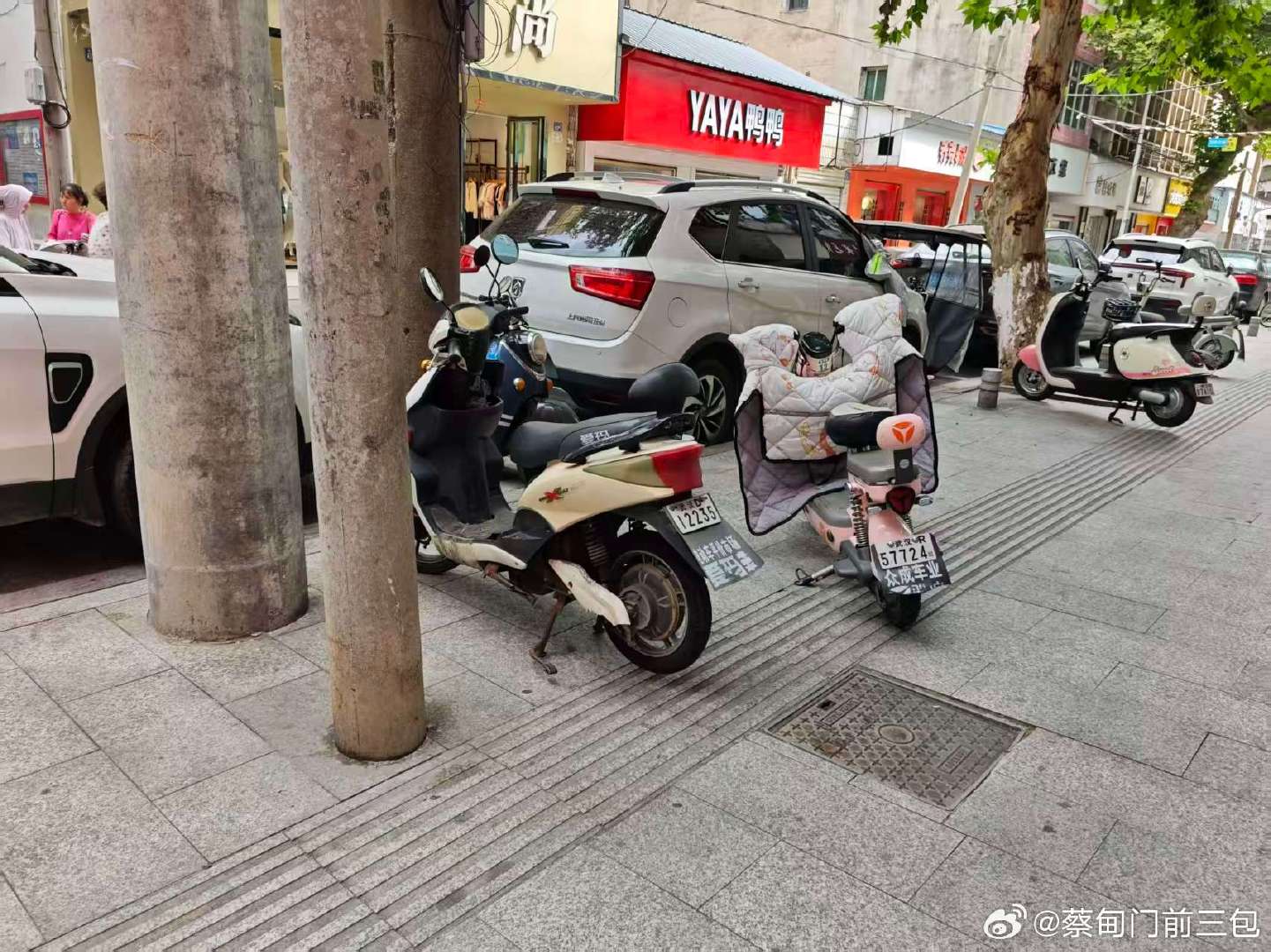 2026年9月2日上午，蔡甸区“门前三包”督导员在蔡正街巡查时，发现有非机动车乱停放、占盲道违规现象，影响市容市貌及行人出行安全，督导员立即上前将非机动车停在规定范围内。​