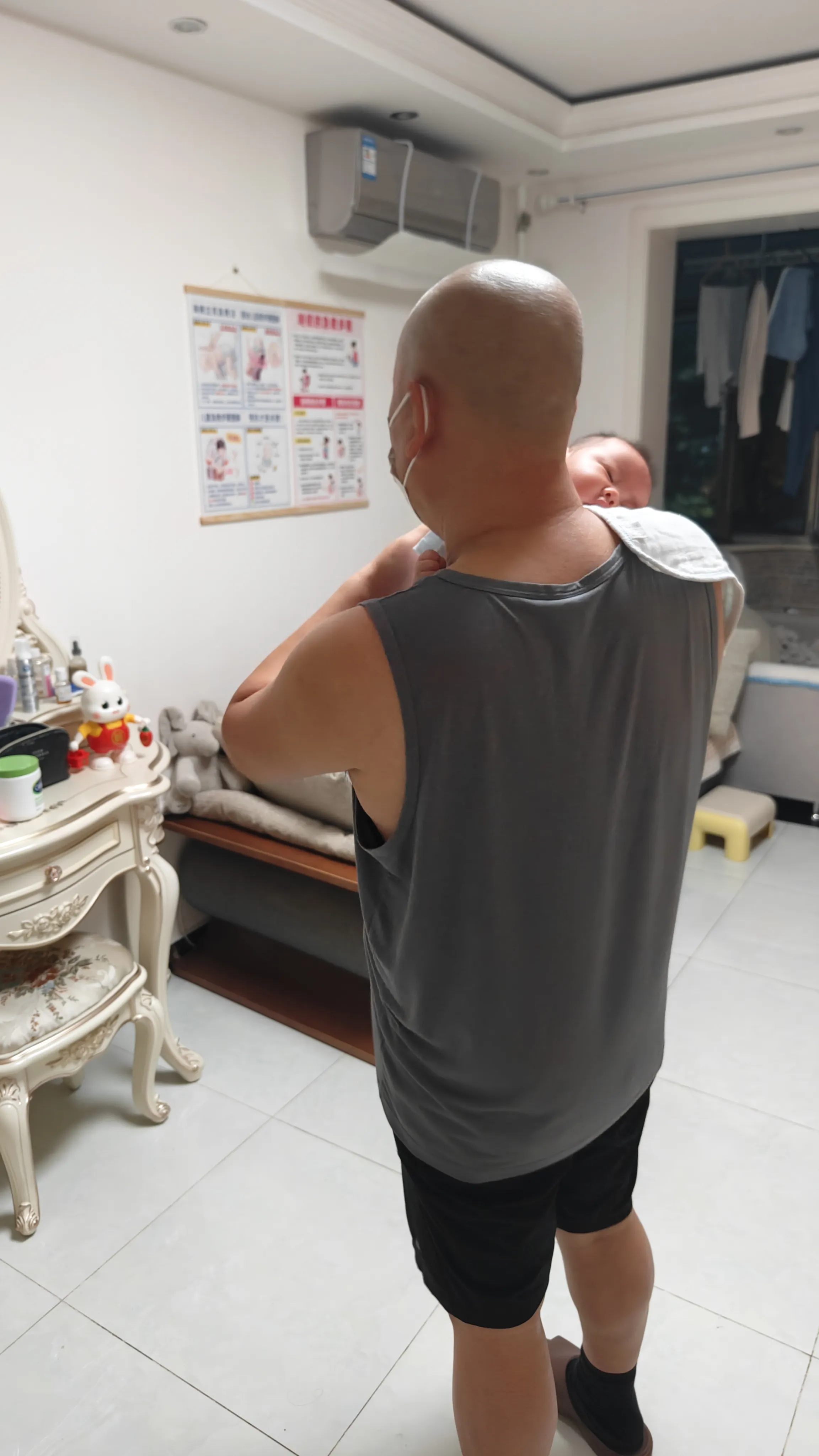 昨天老张头一回抱孩子，说也蹊跷，他抱着哄了没到十分钟，小家伙就趴在他肩头上睡熟了