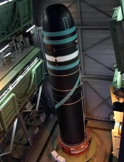 一声巨响，法国这波真把“海基核大棒”抡出来了。M51.3潜射核导弹首射成功，马克龙还亲自来盯场，这排面不是一般的大，欧洲高卢鸡明显是想把信号拉满。

说真的，潜射核导弹最狠的点，不只是“能打”，而是海基平台带来的战略威慑。射程跨大洲，能挂TNO-2分导热核弹头，还强化突防硬闯反导系统，这几个词单拎出