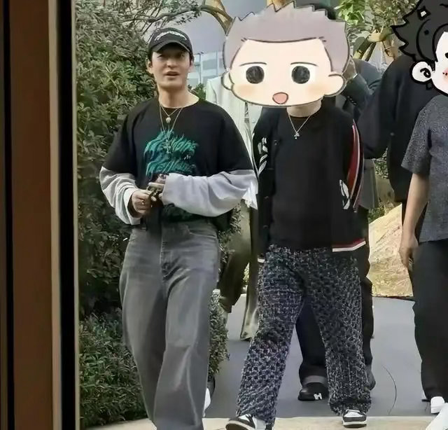 48岁黄晓明上海看房被拍，邋遢穿搭身材五五分，豪宅贵到需验资，读博迁居背后另有盘算，中年男演员悄悄换了活法 ​