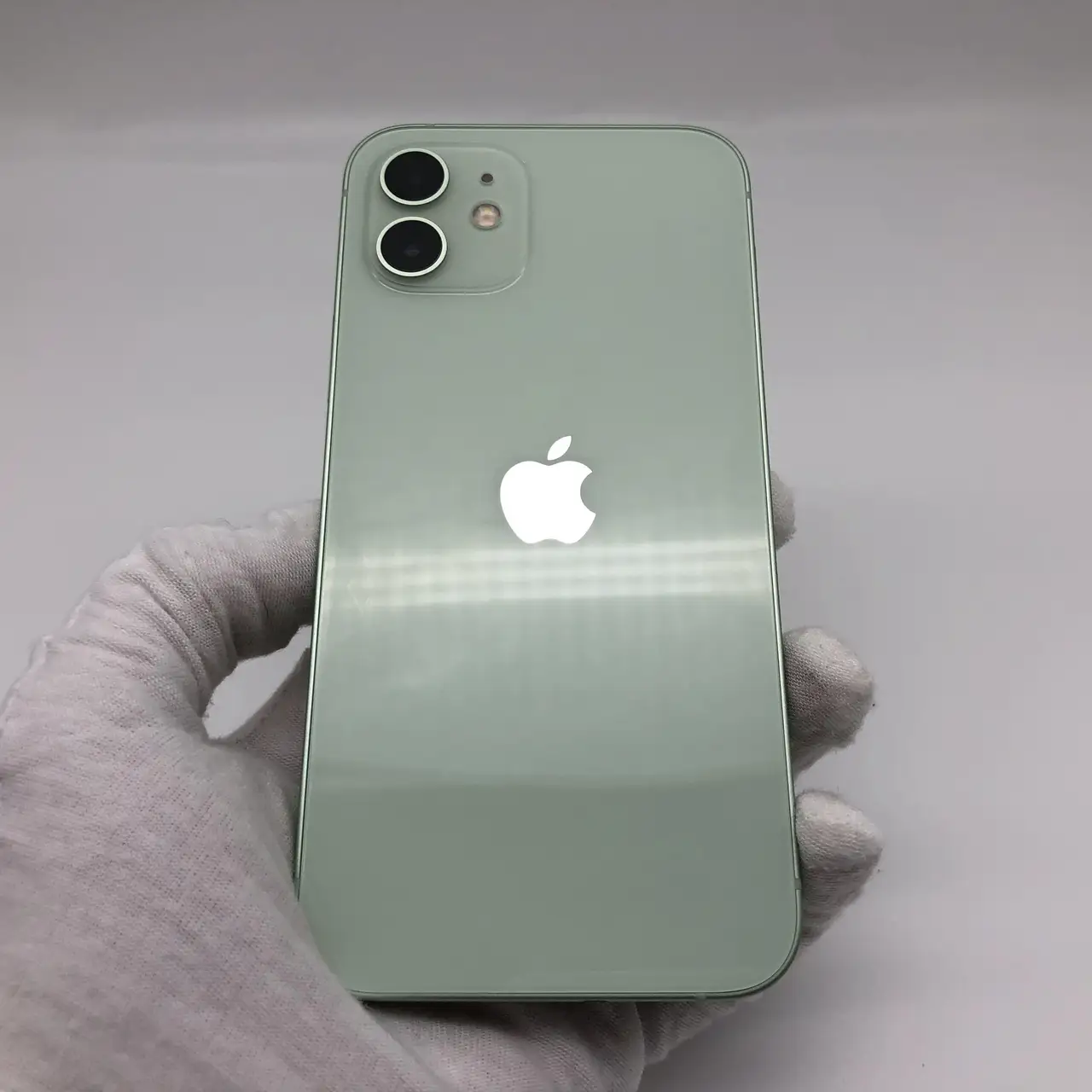 17大降价
最近刷到好多人蹲iPhone 17的入手攻略，差点被“官网涨价线下跳水”的反差给整懵了。
官网里iPhone 17基础款256G直接从5999涨到6799，之前的17 Pro系列更是直接下架，客服都明确说不会重新上架。转头北京石景山、海淀的几十家授权专营店，256G版本