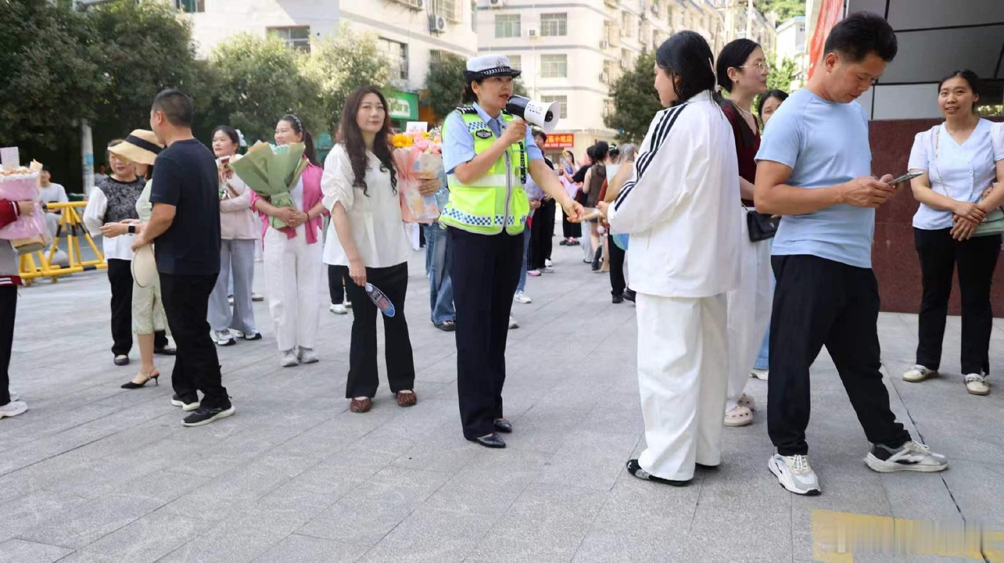 【高考落幕护航不止步 岚皋交警喇叭喊话叮嘱学子杜绝放纵守安全】    ...