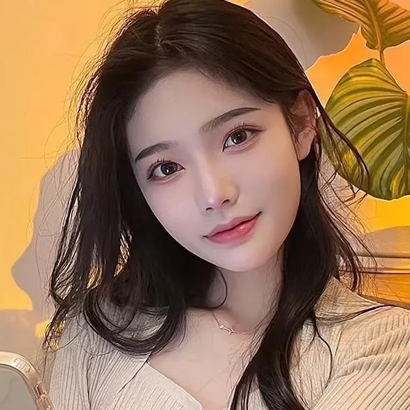 温暖阳光下的温柔少女，清新自然，让人心动。