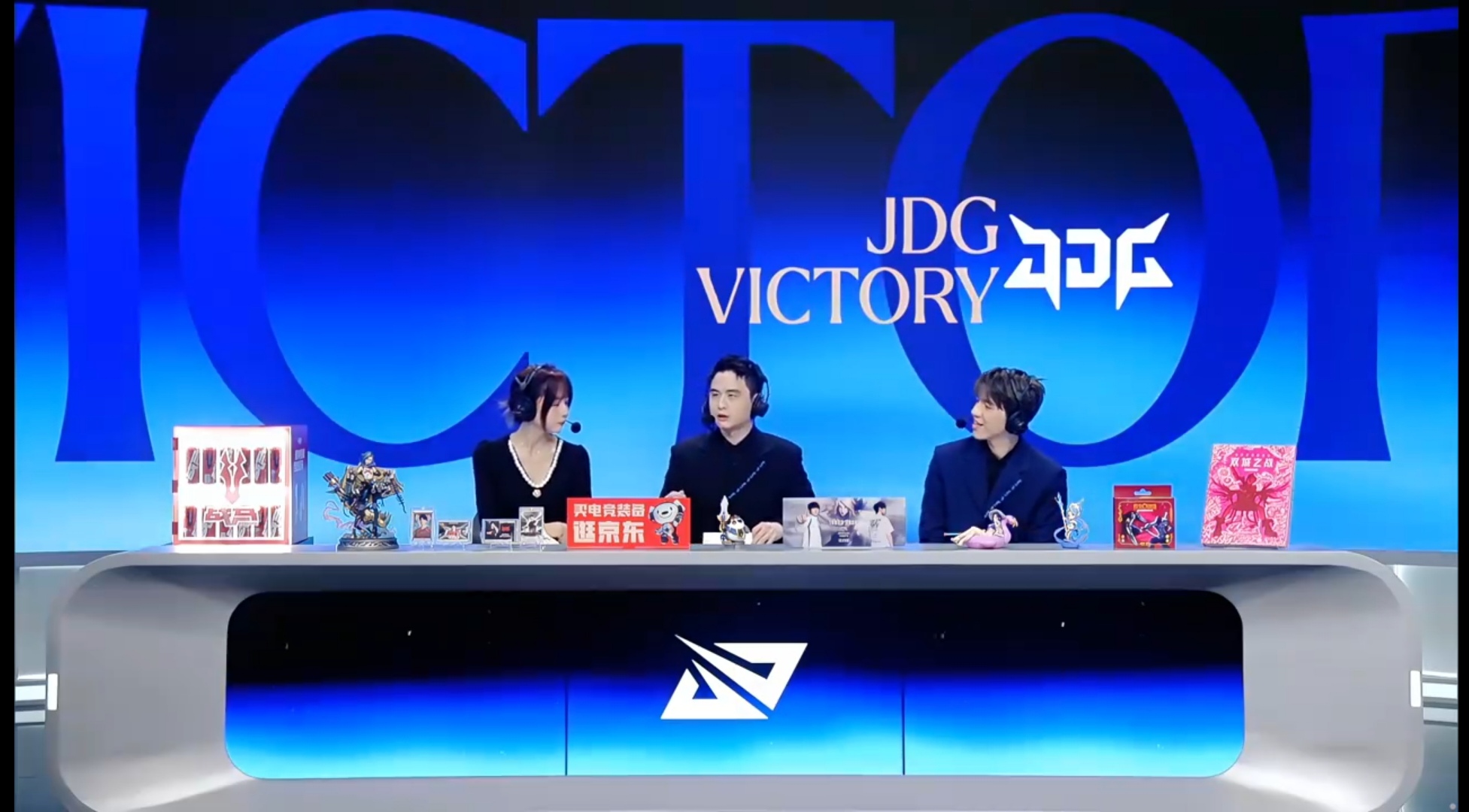LPL2026年第三赛段冒泡赛，
WE VS JDG BO5，
第四局由JDG拿下！
JDG3-1拿下WE，
成功晋级下一轮，
这一局JDG逆风对线很成功，
但是第一条小龙团，
JDG队员没沟通好，
进攻还是打龙间没选择好，
让WE找到了机会，
人龙都拿了！
真没想到啊，
WE这么轻易就输给了JDG