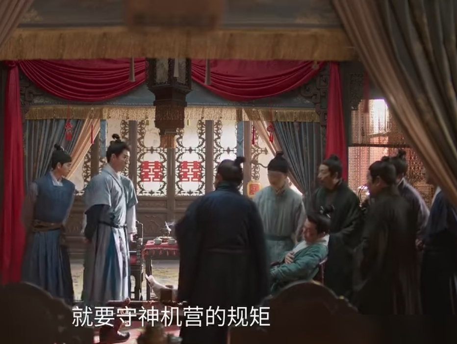 谭松韵跪在地上，被刘学义一把扯掉假身份，满院哗然。下一秒他开口：这是我林家的人。
这剧叫《兰香如故》，谭松韵一人分饰两角。沈家满门抄斩，她靠死去的许兰香这个丫鬟身份，藏进林家。改名换姓，当牛做马，等她那个被退婚的前未婚夫林锦岐。
结果呢？林锦岐第一天就听出她声音了。一直在装，在烧证据，在暗处护她