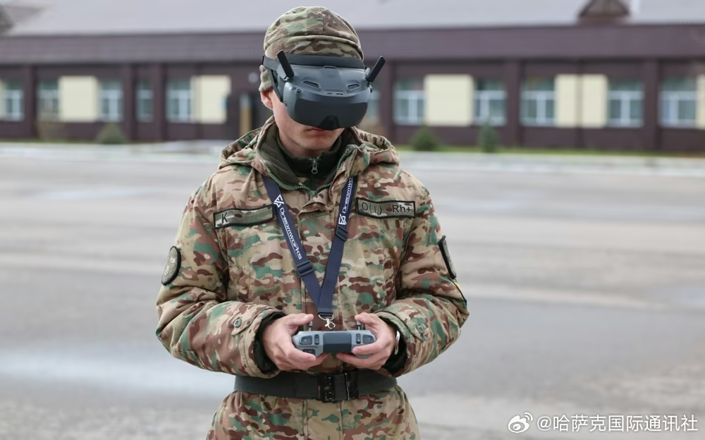 【无人机操作走进课堂！哈萨克斯坦国民警卫队培养新型军事人才】

🚁 从传统军事训练到现代无人机操控，哈萨克斯坦国民警卫队正加快推进训练现代化！

🎓 今年起，无人机操作员培训正式纳入国民警卫队战斗训练计划，学院学员和义务兵均可接受相关技能培训。

🏆 在阿斯塔纳举行的强力部门FPV无人 ​