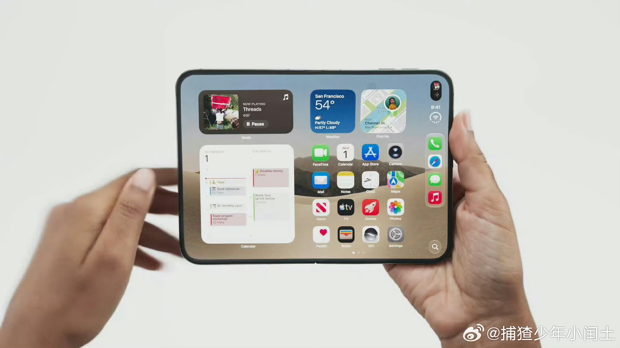 #iPhoneDuo也是半斤机#iPhone Duo裸机直奔254g，喜提半斤机称号。换个角度想，这不等于随身自带小型健身器材，日常刷手机顺便练臂力，省下办健身卡的钱了！
 
毕竟是苹果初代折叠屏，铰链+双屏堆料摆在这，重量很难做到极致轻薄。沉甸甸的机身换来7.6英寸超大内屏，追剧、分屏办公体验直接拉满。
 
以 ​