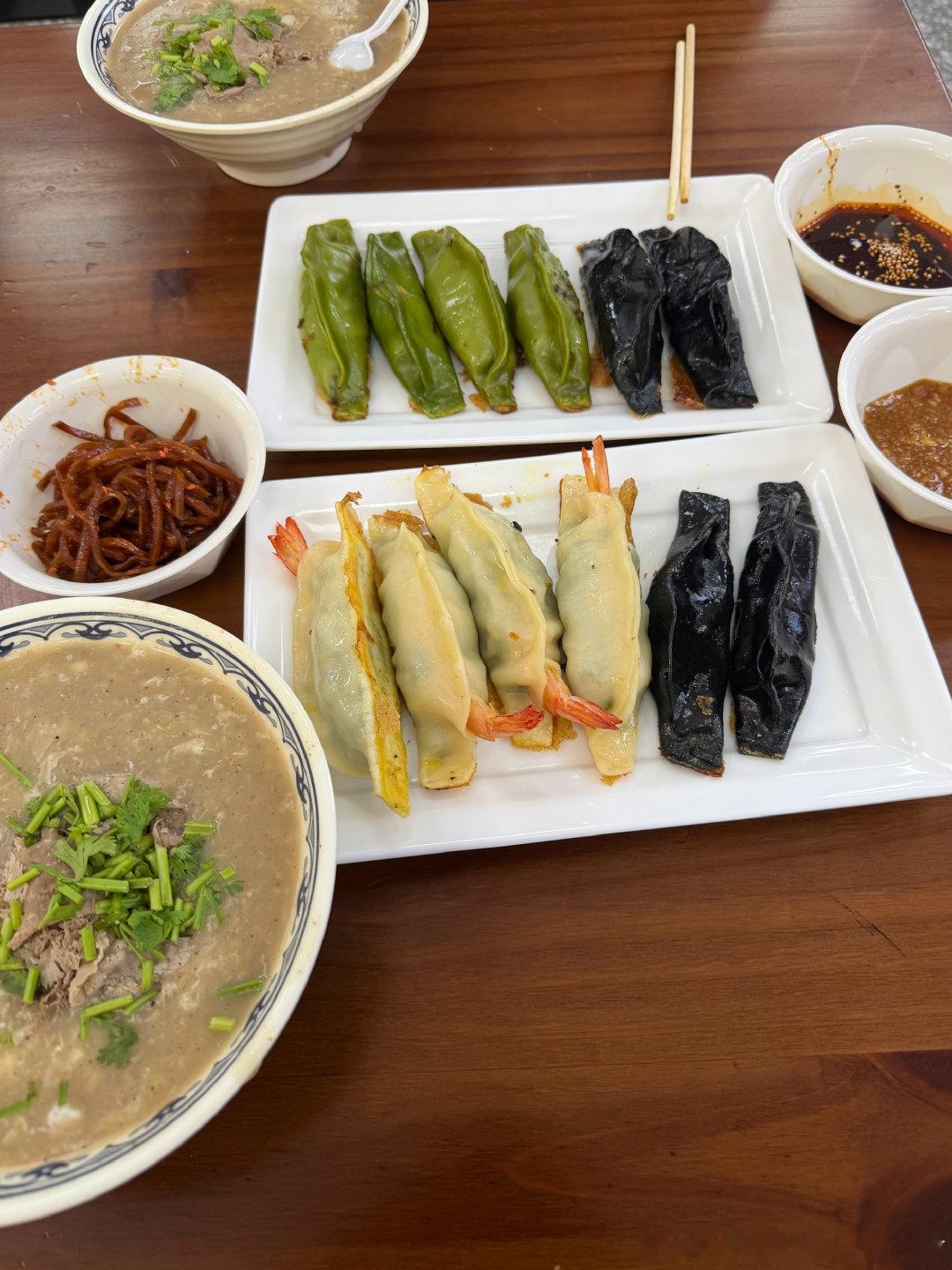 发现自己出来玩全在拍吃的！大疆里的图片视频到现在也没拿出来看！
海沙子面完全吃不惯啊
去海边的路上一直在听泪海完全被洗脑
麦当劳的现炸薯条实在是美味的过分
最后吃了一顿锅贴开车回家！ ​