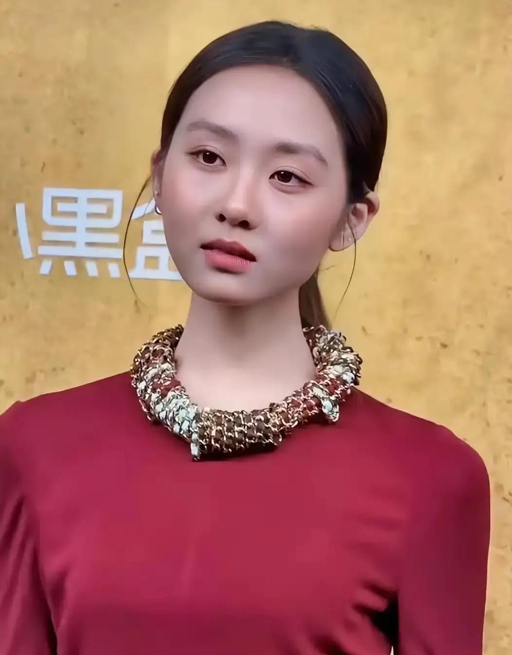 黄磊就算把手里攒了半辈子的人脉和资源全砸进去，恐怕也难再给黄多多捧出一个国民级热度了。
当年《爸爸去哪儿》第二季热播的时候，才八岁的小姑娘懂事又体贴，走到哪儿都是焦点，那会儿路人缘好到连一线明星都羡慕。
但童年滤镜这东西，保质期实在太短了。
现在一提到星二代，大众本能就带着挑剔的眼光在审视。
