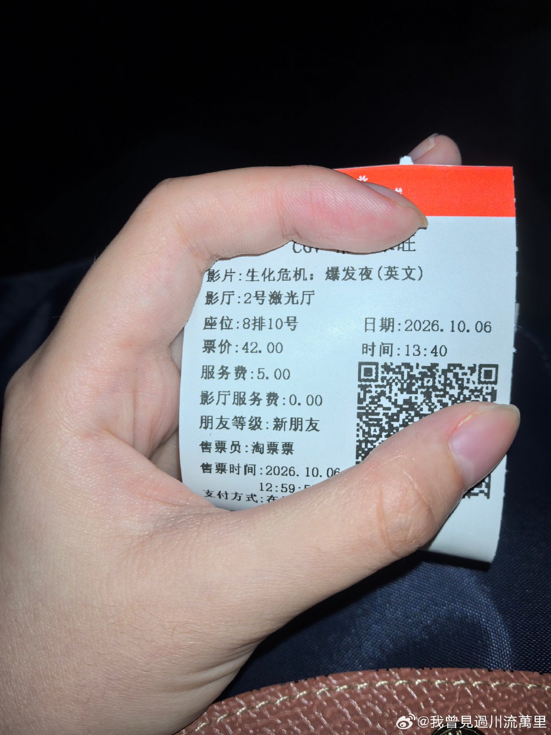 去看了！因为生化游戏没打过几部云的比较多（？）结果却也能全程在亲友旁边讲解设定
就连我这个云子也能看出有好多游戏彩蛋 这次把t病毒g病毒寄生虫全部缝合了挺有意思的 但是恐怖片特有的剧情不能细究 很多降智的地方
还有就是有些地方好闪啊对老年人眼睛不太好（。） ​