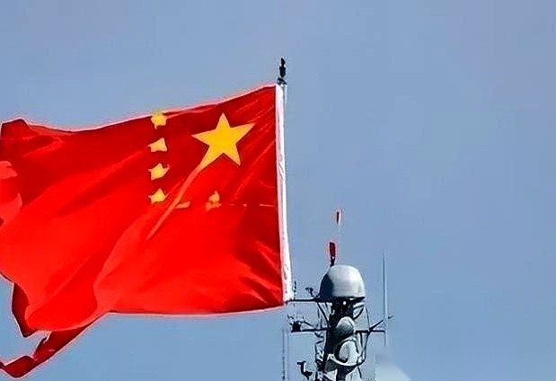一份关于南海交锋的回顾报道里，有几个画面看得人后背发凉。
7月31日，菲律宾单方面放话，要在中国的黄岩岛划设所谓的“领海基线”。
话音刚落。8月1日一早，解放军南部战区的战机和舰艇，直接压到了黄岩岛周边的海空域。侦察、巡航、联合突击，实打实的演训动作，没有半句废话，直接贴到了第一线。
但这还没完。