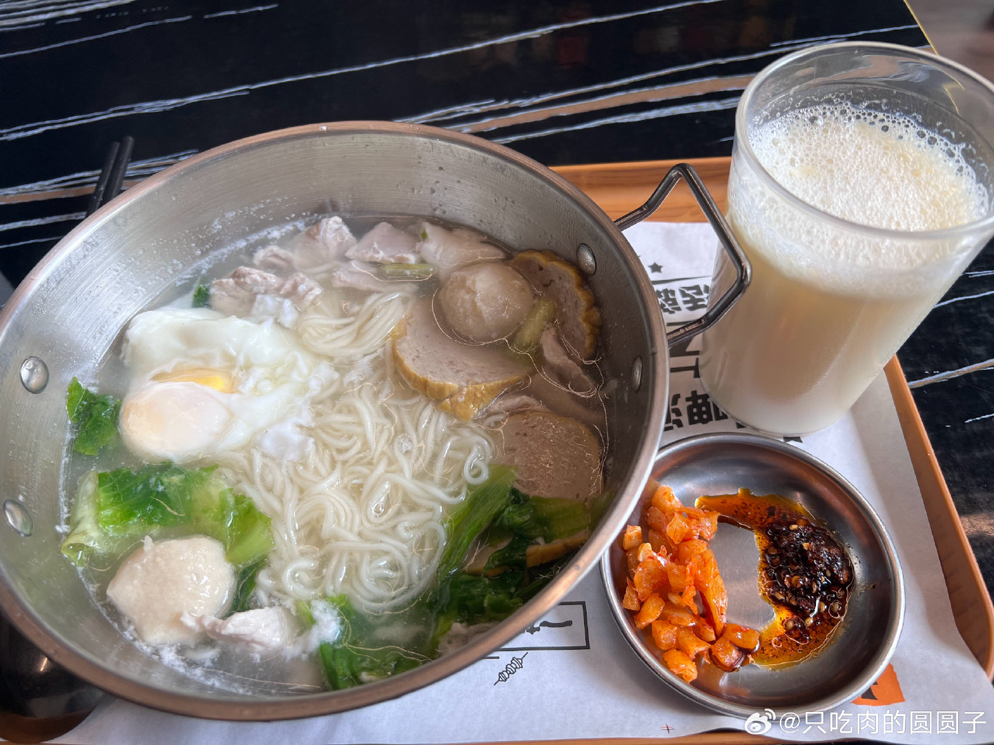 今天早餐吃面
三种餐轮过一轮了
阿姨把鸡蛋煮到面里更好吃了
#王嘉尔上手iPhone18Pro#
为啥我感觉除了黑白色，其他两个颜色都好丑 ​