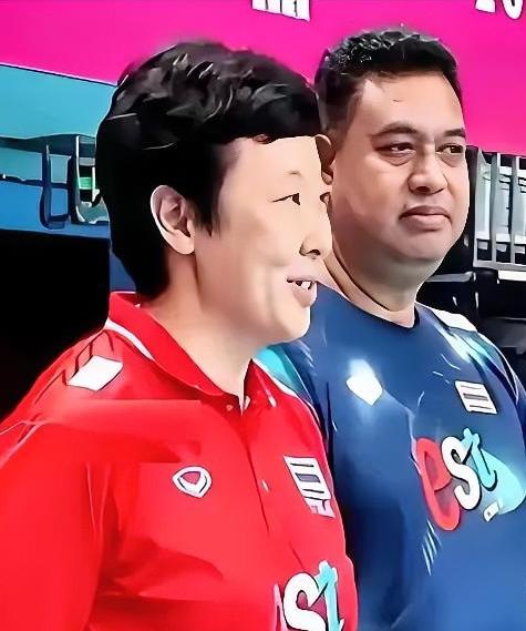 泰国女排登顶背后，冯坤和加提蓬缺一不可

一场3比1，让亚洲女排的老格局出现了新的变化。

世界排名第17的泰国女排，先击败排名第6的日本队，随后又在比赛中压住中国女排，拿下这次亚洲赛场的冠军。排名更高、阵容更强，就一定能赢吗？泰国队给出的答案很直接，排球比赛拼到最后，速度、变化、防守和临场执行，往