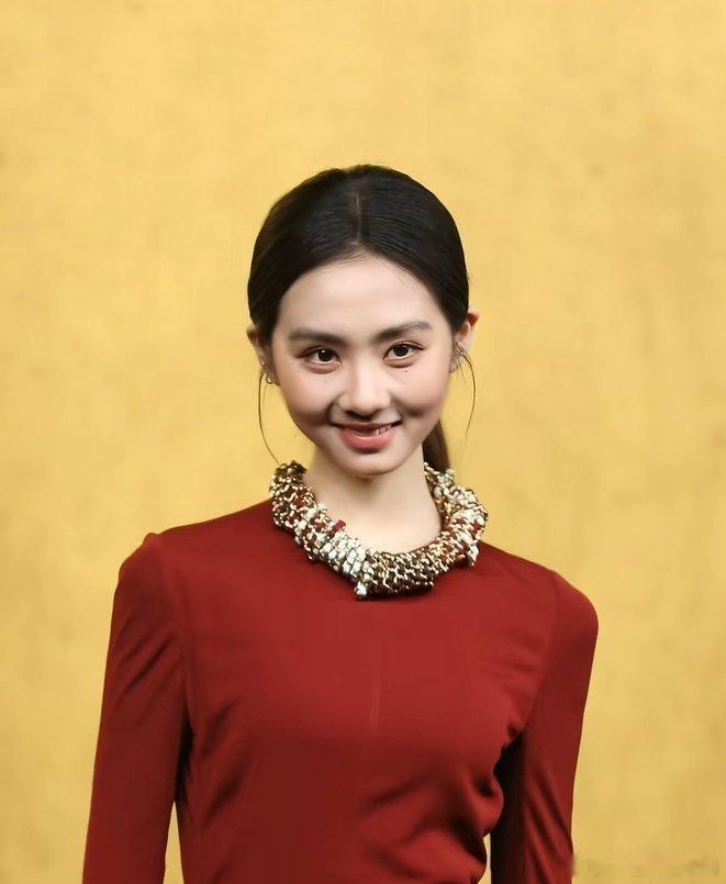 黄多多VOGUE红毯首秀，脸好小 ​