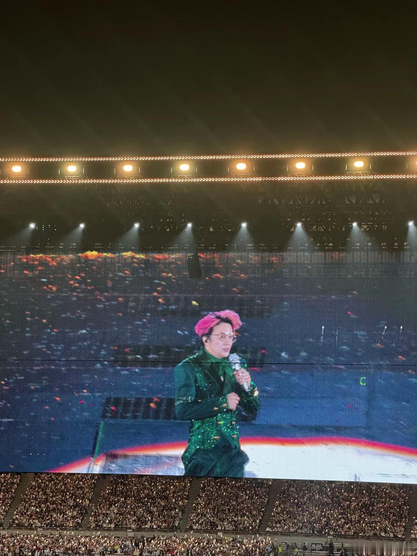 薛之谦万兽之王演唱会舞美也太漂亮啦 一个人素颜看演唱会好爽 省时省力又方便