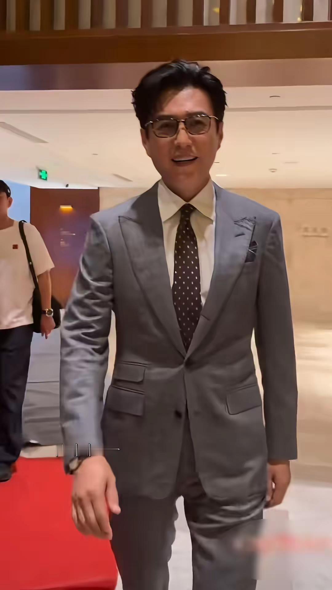 卧槽！老公！好帅！看得见摸不着睡不到！我好难过！靳东 丝绸之路国际电影节