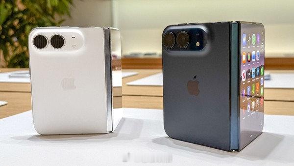 【#买iPhoneDuo前要看的7大未知数#，#iPhoneDuo买首发还是等二代#】iPhone Duo将于本周三正式开启预售，想在10月23日上市首日就拿到新机的人，可以提前下单，免得等到漫长的补货周期。不过在这款苹果首款折叠屏手机真正上手之前，还有7件事没人能给出确定答案。它们并非隐藏功能或硬件参数之类的大惊喜 ​