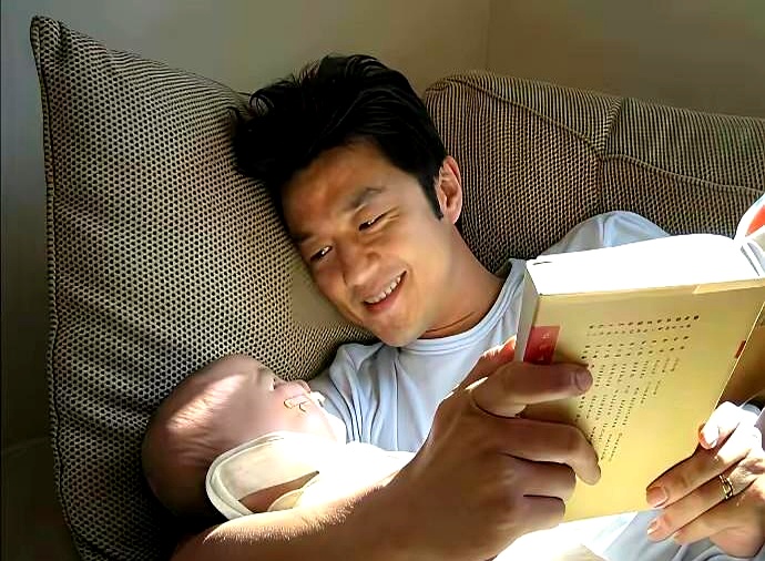 2006年李嫣一出生就面临先天缺陷，刚出满月就被带去美国做修复手术，那会儿王菲顶着巨大的舆论压力，李亚鹏正处在颜值巅峰，却推掉了大批戏约专心陪护
 

刚做完手术那阵子，李亚鹏整夜守在婴儿床边，睡前一遍遍对着襁褓里的女儿轻声念《金刚经》，看着小婴儿的眼神温柔得化不开，硬是扛下了初为人父的所有焦虑