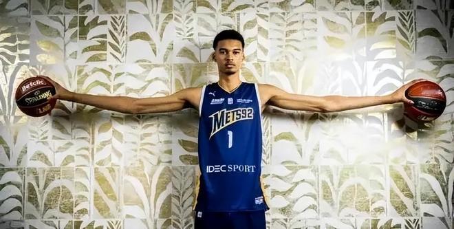 篮球运动员臂展有多重要? 看看文班亚马就知道了，在NBA的身体天赋外在的、最能体现天赋的就是身高和臂展，文班在这方面有直最顶级的天赋，裸足2.24 臂展2.44，荣誉有史上最年轻DPOY、盖帽王、最佳一阵、最佳防阵一阵、全明星...
有这些荣誉，与臂展优势脱不开关系，在比赛中，经常可以看到，有文