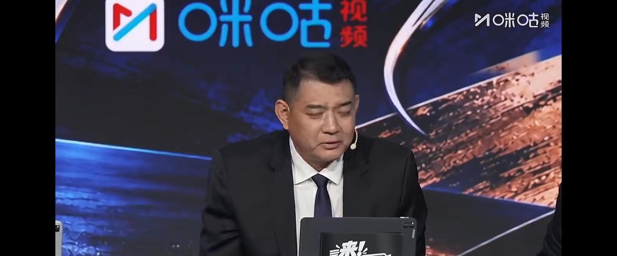 山东高速男篮两连败后，球迷的评论区刷得最凶的一句话是：男篮危矣，大师速归。这个大师指的是巩晓彬。但巩晓彬本人此刻坐在咪咕的解说席上，身份是解说嘉宾，不是山东男篮的主教练。
解说席上的两句话
巩晓彬在《篮色狂想》第一期里谈山东男篮，原话是球迷寄予厚望、夏天内外援调整幅度大、打了两轮之后内外援都没发挥出