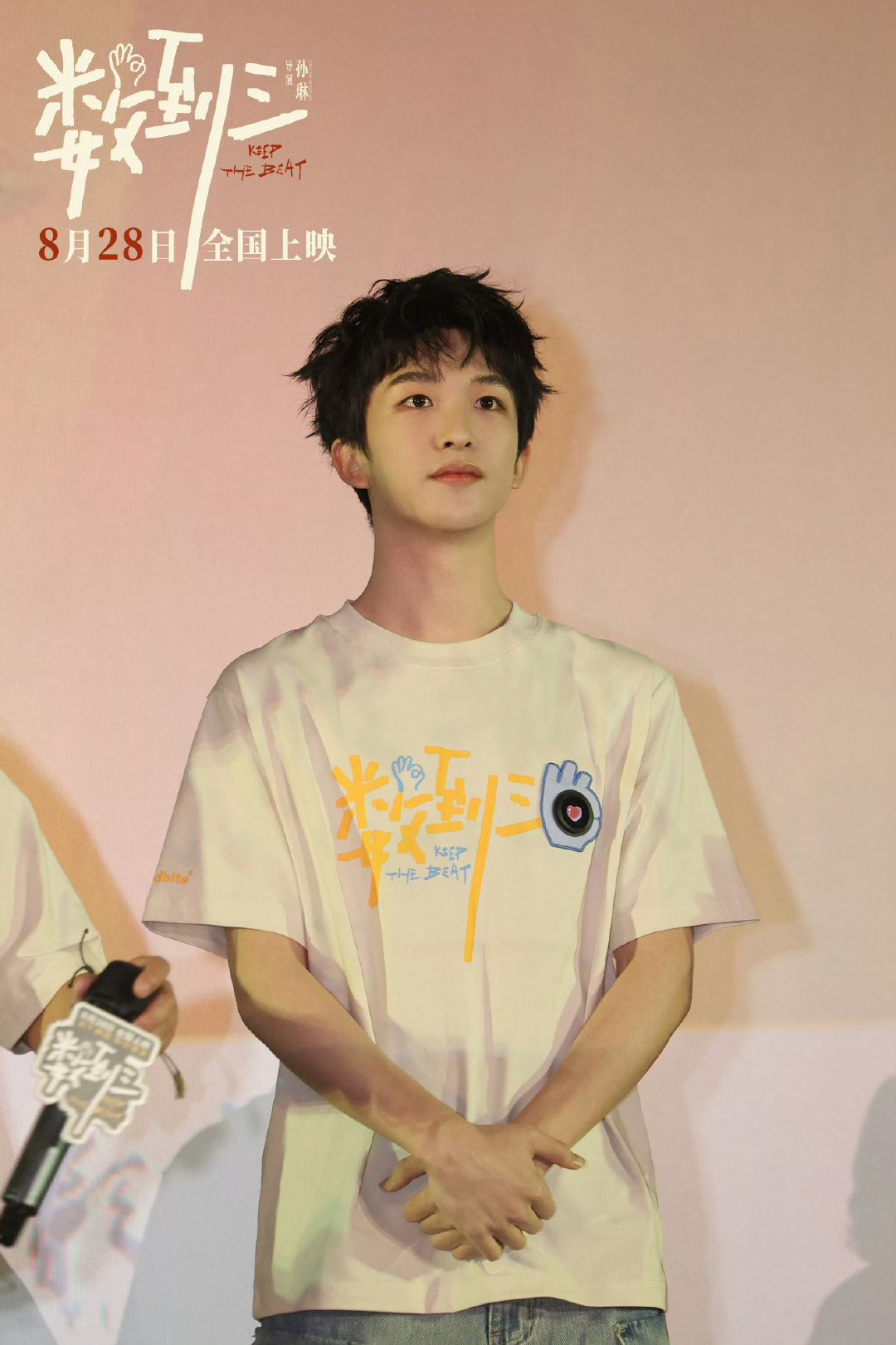 #黄子弘凡数到三# hzhf#黄子弘凡何一帆# 

人类这心疼的 还是伸出手抓泡沫
多徒劳多快乐
先百般嫌弃 再万般不舍
在生活的沼泽种百合

​