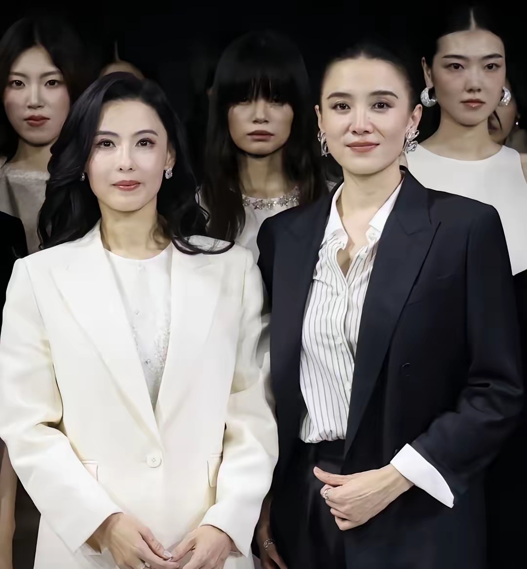 宋佳之所以抢了张柏芝的风头

说的不是谁“压过”谁，而是两位女演员同框时，长期作品积累、当下状态和镜头表达带来的不同观感。

宋佳这些年一直在角色里打磨，锋利的、沉静的、倔强的，演得多了，站在那里就容易有种不急着证明自己的稳。

那种气场，未必靠妆容，也不只是红毯上一件礼服，更多像一个人见过场面、扛