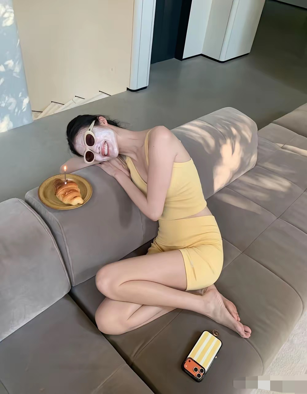 何穗在社交平台晒37岁庆生照，引发网友热议，其中一张照片，她穿着居家服，脸上敷着面膜，十分松弛。何穗儿子 ＃何穗＃超模＃陈伟霆