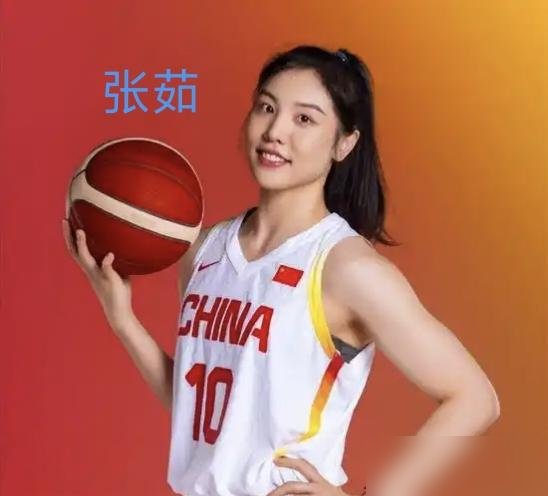 女篮世界杯名单一出来，李月汝直接没进，韩旭和张子宇扛内线。
再往前翻，武汉那边刚通报，队长丁奕可训练赛跟高校女篮动手，罚一万，停五场，送回省队反省。
球场上拼的是命，场下拼的是脸。李梦、王思雨、张茹、杨舒予，随便拎一个出来都能打能看。
但真正能当颜值代表的，还得是卓识。身高一米九，长腿细腰，站