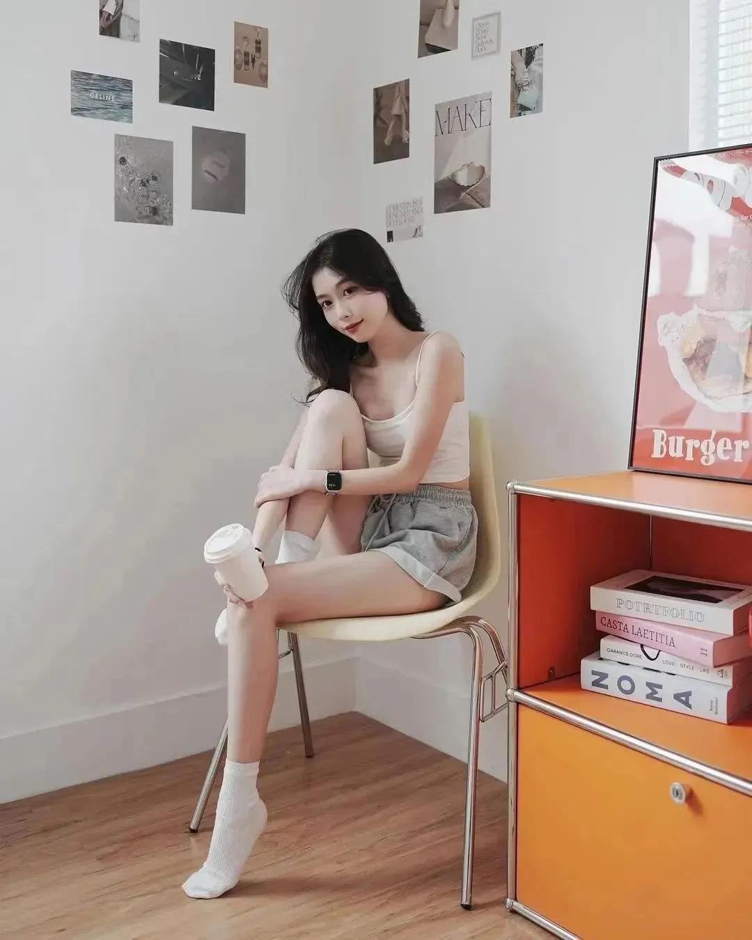 美女写真 慵懒午后，咖啡相伴，静享时光。🍂☕️📖、 甜妹