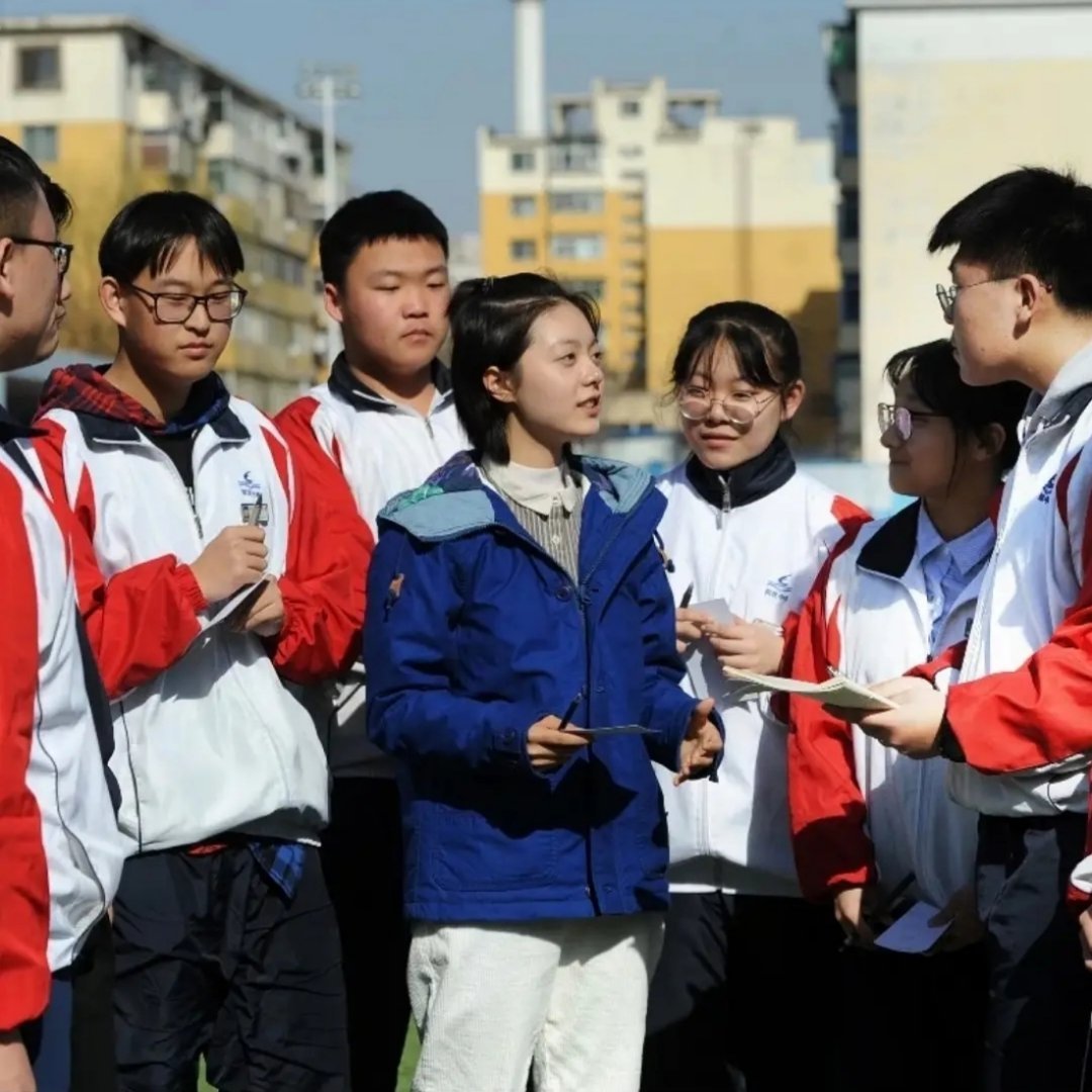 为什么赵今麦混娱乐圈还能这么质朴？
  起码以前是，这是2019年的图，流浪地球已经上映，已经很有名气了，娱乐圈也混很久了。但是她的穿着发型完全就是最最普通的中学生，没有一点明星的样子。感觉一点没有被娱乐圈污染的样子。 ​
