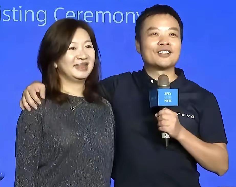 小鹏汽车老板娘
陈锦仪，她是何小鹏的华南理工大学学妹，二人因校园相识，长期陪伴何小鹏创业历程，是其事业背后的重要支持者。
家庭生活
二人婚后共育有三名子女，早年何小鹏曾将购置的房产全部登记在陈锦仪名下，给予家人安全感；目前陈锦仪主要定居香港，照料家庭，何小鹏常驻广州负责企业运营。
商业关联
她低调参